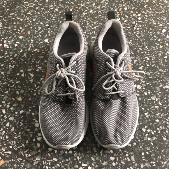 NIKE ROSHE GREY GOLD SNEAKERS - Picture 2 of 5